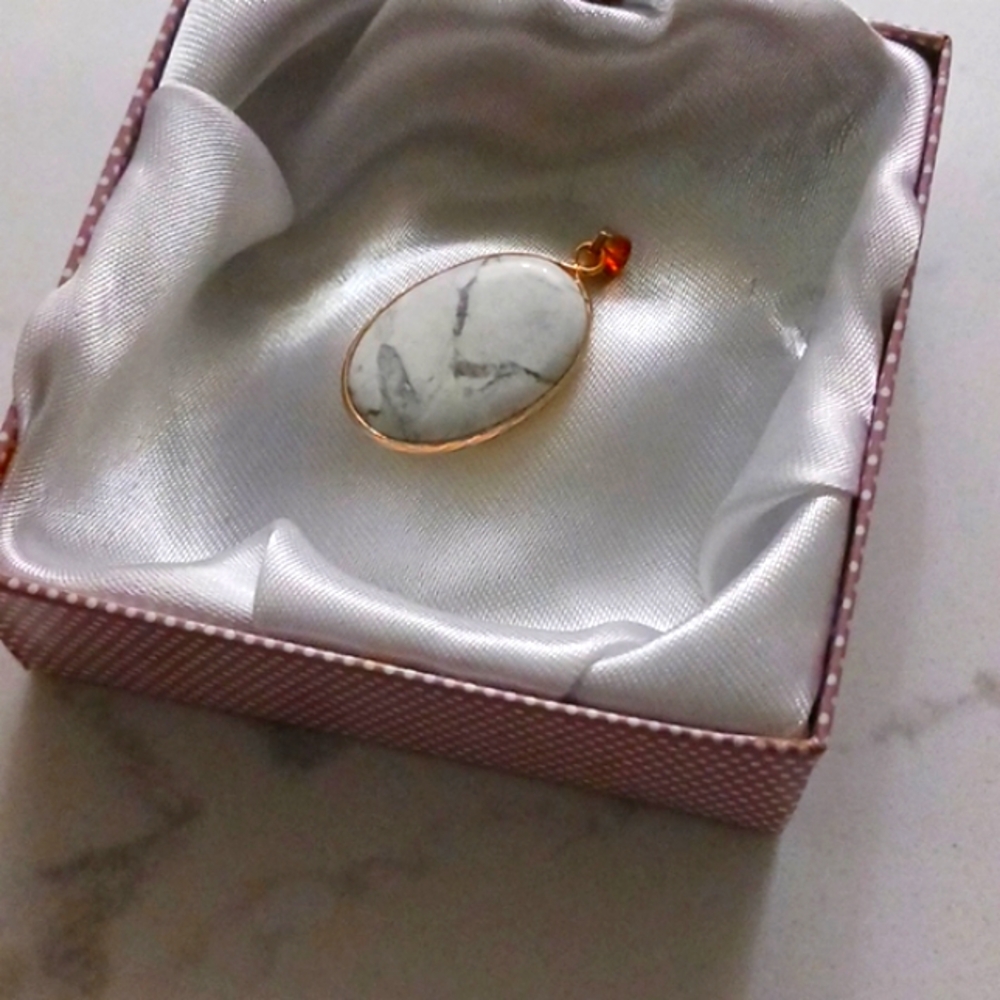 Natural Hanmade Howlite Pendant